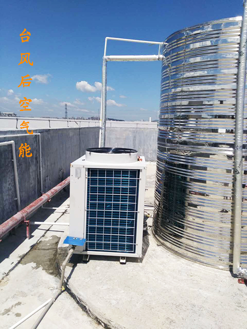 在臺風“天鴿”過去后，藍冠機電售后服務人員為其檢修空氣能熱水工程